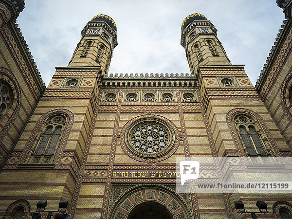 Die Große Synagoge in der Dohany-Straße  die größte Synagoge Europas und die zweitgrößte der Welt  erbaut zwischen 1854 und 1959 im Stil der maurischen Wiedergeburt; Budapest  Budapest  Ungarn