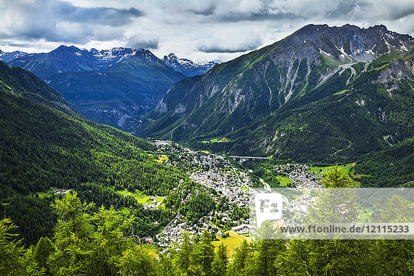 Luftaufnahme der von Bergen umgebenen Stadt Courmayeur; Courmayeur  Aosta-Tal  Italien