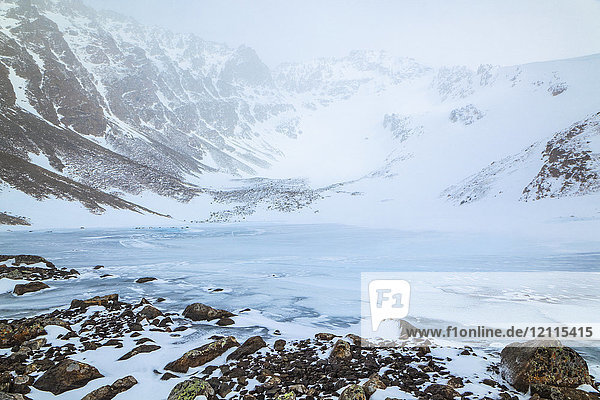 Gefrorener Hidden Lake und Hidden Peak mit Schnee  Chugach State Park  Süd-Zentral-Alaska; Anchorage  Alaska  Vereinigte Staaten von Amerika