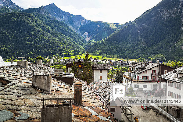 Historische Steindächer von Gebäuden  vom Stadtzentrum von Courmayeur aus gesehen; Courmayeur  Aostatal  Italien