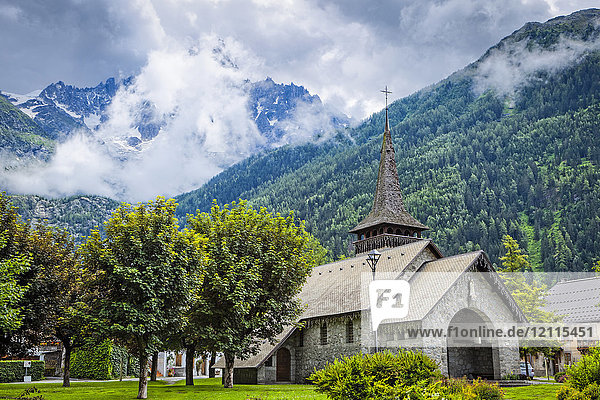 Die mittelalterliche Kirche Les Praz de Chamonix und der Fuß der Aiguille Dru im Hintergrund; Chamonix-Mont-Blanc  Haute-Savoie  Frankreich