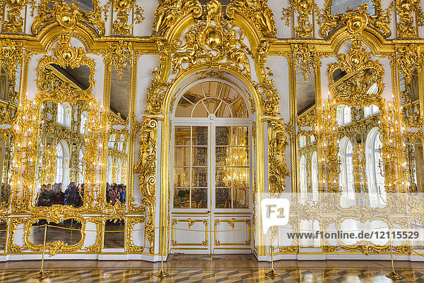 Verschnörkelte Wände mit Golddekor im Großen Saal des Katharinenpalastes; Zarskoje Selo  Puschkin  Russland