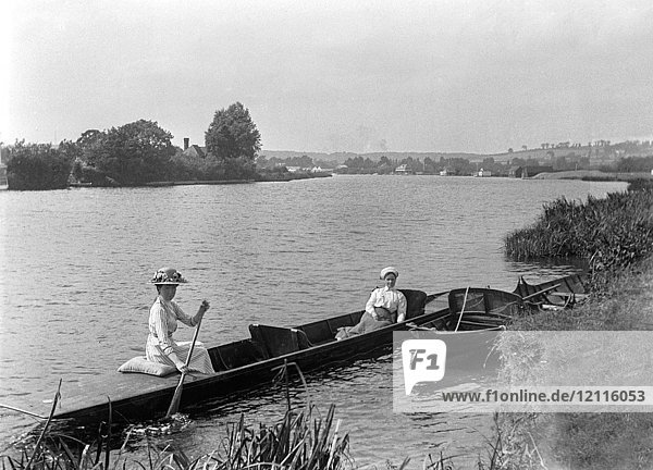 Glasnegativ um 1900.Viktorianisch.Sozialgeschichte. Zwei Damen im Ruderboot auf der Themse