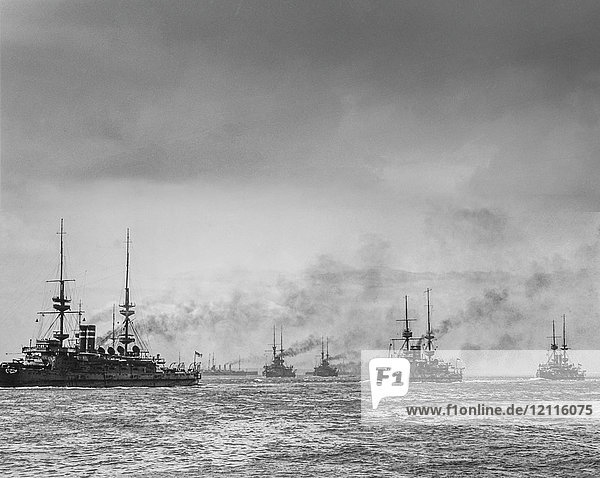 Historisches Schwarz-Weiß-Bild von Schiffen auf dem Meer unter einem bewölkten Himmel