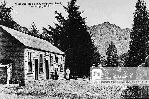 Glasnegativ um 1900.Viktorianisch.Sozialgeschichte. The Welcome home inn  Skippers Road  Wakatipu  Neuseeland. Menschen mit Pferd und Wagen vor dem Hotel