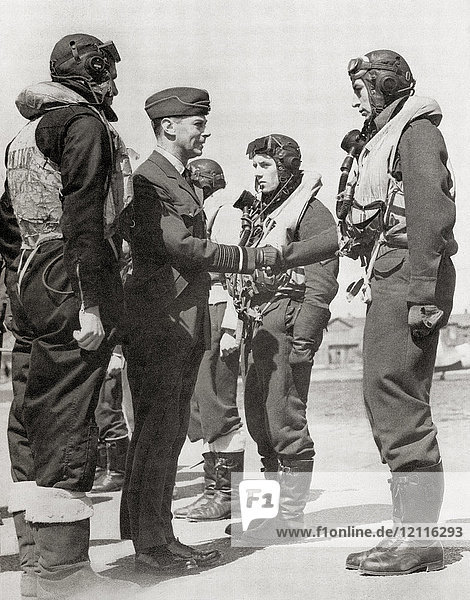 Georg VI. besichtigt 1942 während des Zweiten Weltkriegs die R.A.F.-Jagdstationen. Georg VI.  1895 - 1952. König des Vereinigten Königreichs und der Dominions des British Commonwealth.