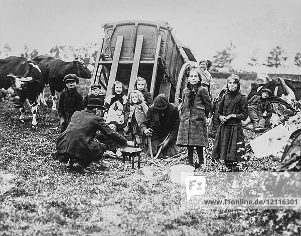 Laterna Magica WW1  1914-1918  Bilder des Ersten Weltkriegs. Flüchtlinge bei der Zubereitung einer Mittagsmahlzeit