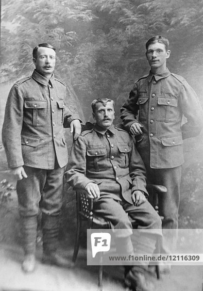 Glasnegativ um 1900.Viktorianisch.Sozialgeschichte.Soldaten aus dem Ersten Weltkrieg in Pose. Soldaten des Ersten Weltkriegs in einem Familienporträt