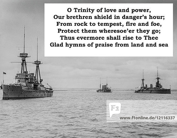 Ein Vers aus der Hymne der Marine Ewiger Vater  stark zu retten vor einem Hintergrund von Schiffen auf dem Meer