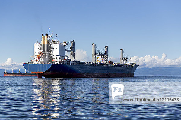 Ein großes  leerstehendes Containerschiff liegt außerhalb von Vancouver vor Anker und wartet darauf  Waren vom Hafen von Vancouver zu den Überseemärkten zu transportieren; Vancouver  British Columbia  Kanada