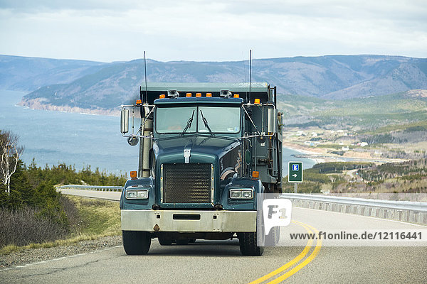 Ein Transportfahrzeug fährt auf der Autobahn entlang des Cabot Trail bergauf; Cape Breton  Nova Scotia  Kanada