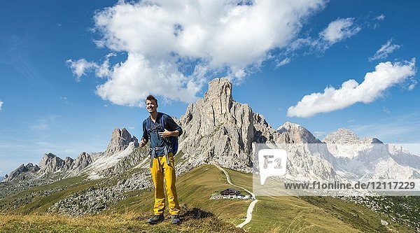 Wanderer oberhalb des Passo Giau  auf der Rückseite La Gusela  Averau und Tofane  Dolomiten  Südtirol  Trentino-Südtirol  Italien  Europa