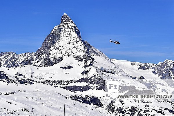 Matterhorn und Helikopter von Gornergart  Zermatt  Schweiz  Europa