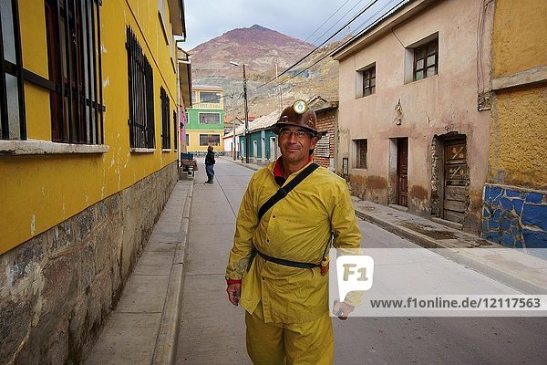 Tourist in Schutzkleidung  Minenbesichtigung im Silberberg Cerro Rico  Potosí  Provinz Tomás Frías  Bolivien  Südamerika