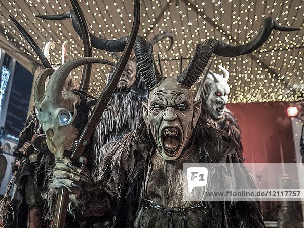 Krampus mit Maske  Hörnern und Pelzkleidung auf dem Weihnachtsmarkt  Leoben  Steiermark  Österreich  Europa