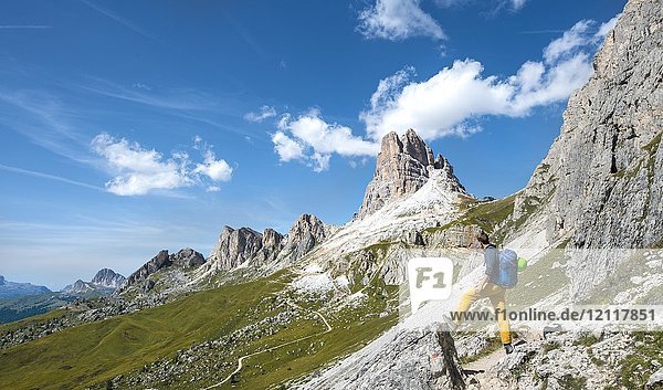 Wanderer auf dem Rundwanderweg vom Passo Giau über Nuvolau  Blick auf die Averau-Gipfel  Dolomiten  Südtirol  Trentino-Südtirol  Italien  Europa