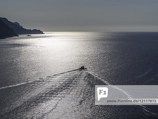 Boot im silbrigen Meer  Küste vor Porto  Korsika  Frankreich  Europa