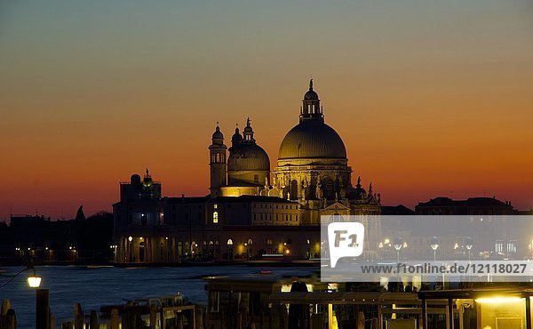 Kirche Santa Maria della Salute bei Sonnenuntergang  Venedig  Italien  Europa