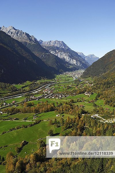 Urner Reusstal mit Reuss  im Hintergrund Erstfeld  Silenen  Kanton Uri  Schweiz  Europa