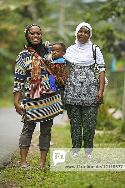 Muslimische Frauen  37 und 45 Jahre alt  mit Kleinkind im Tragetuch  Dorf Losari  Magelang  Java  Indonesien  Asien