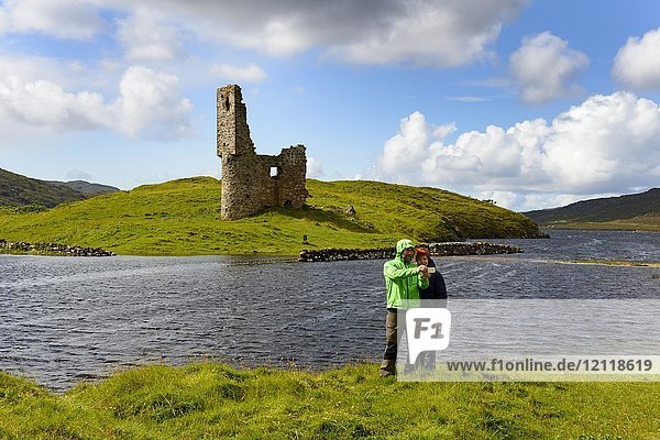 Spaziergänger bei den Ruinen der MacLeods von Assynt  Ardvreck Castle am Loch Assynt  Sutherland  Highlands  Schottland  Großbritannien