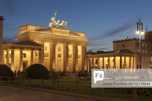 Brandenburger Tor in der Abenddämmerung  Berlin  Deutschland  Europa