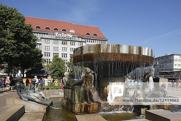 Altersbrunnen vor dem KaDeWe  Kaufhaus des Westens  Wittenbergplatz  Schöneberg Berlin  Deutschland  Europa