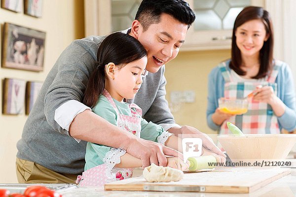 Glückliche Familien stehen in der Küche