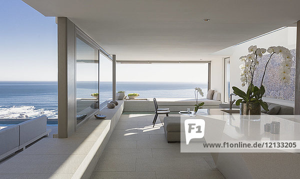 Modernes  luxuriöses Wohnhaus mit sonnigem Meerblick im Wohnzimmer