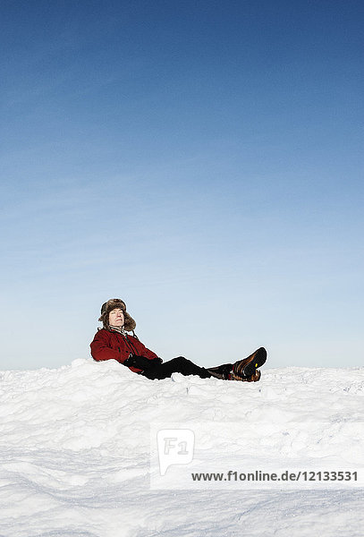 Mann im Schnee in Biludden  Schweden