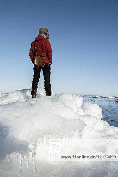 Mann auf Eis in Biludden  Schweden