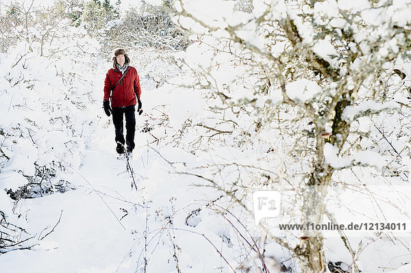 Mann geht durch den Schnee in Biludden Schweden