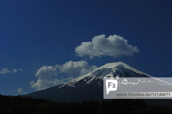 Schöne Aussicht auf den Berg Fuji und die Wolken  Präfektur Yamanashi  Japan