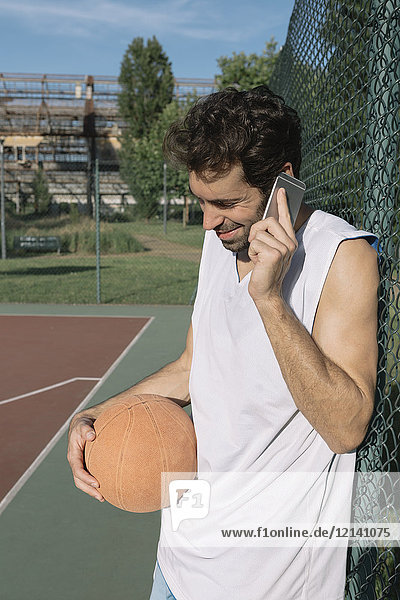 Basketballspieler am Telefon