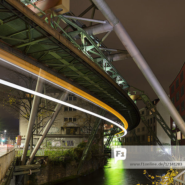 Deutschland  Wuppertal  beleuchtete Hängebahn  Tragwerk  Lichtspuren
