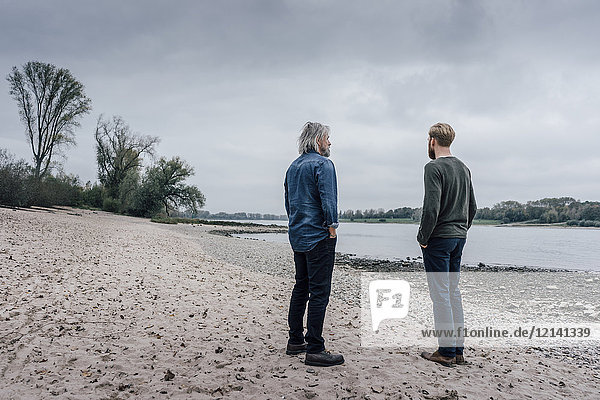 Vater und Sohn beim Spaziergang am Rhein  Treffen zum Gespräch