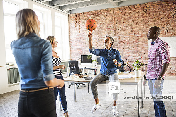 Kollegen beim Basketball im Büro