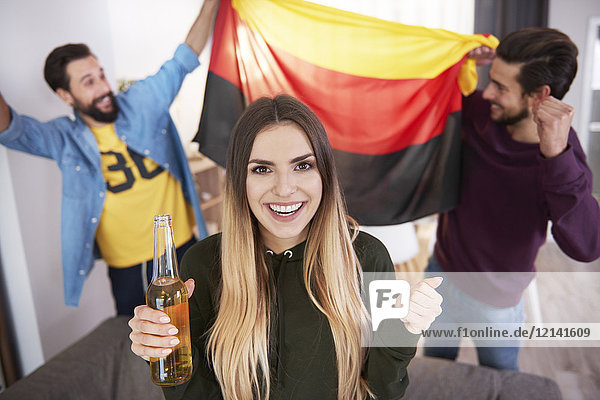 Fußballfans mit deutscher Flagge feiern