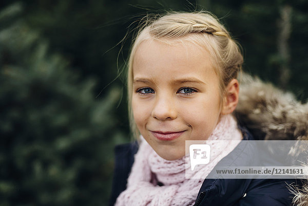 Porträt eines blonden kleinen Mädchens  lächelnd