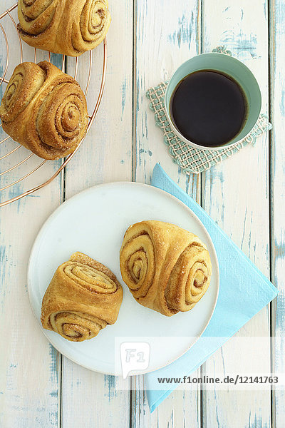 Hausgemachte Franzbroetchen und Tasse Kaffee