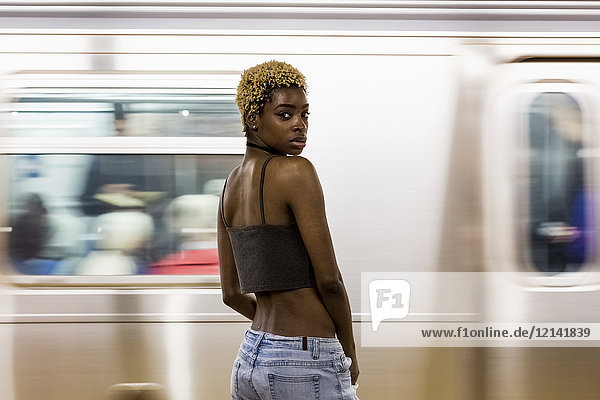 USA  New York City  Porträt einer Frau auf dem Bahnsteig der U-Bahn-Station