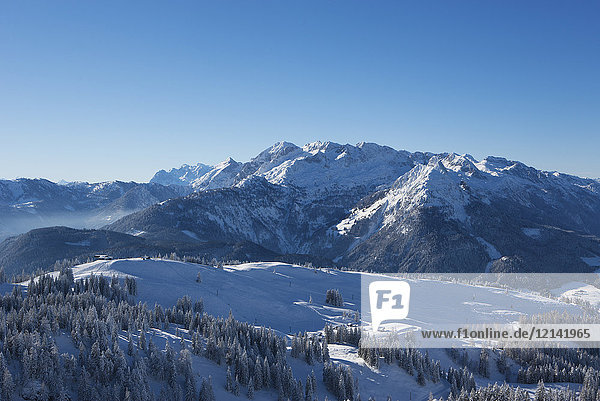 Österreich  Oberösterreich  Salzkammergut  Gosau  Skigebiet Dachstein-West  Blick auf das Tennengebirge