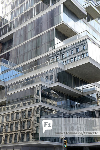 USA  New York City  Hochhaus  56 Leonard Street  Fassade mit Spiegelungen