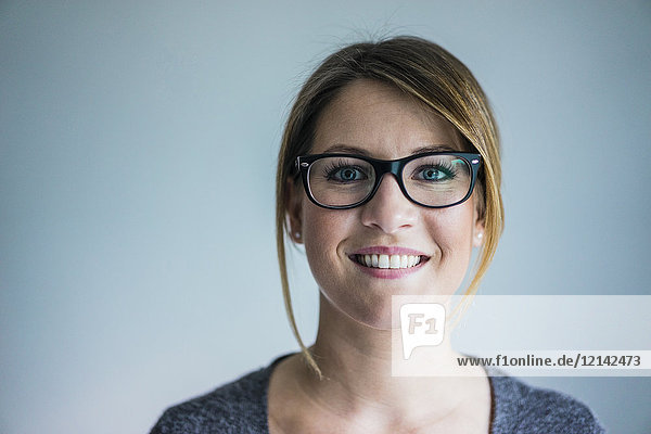 Portrait of smiling woman wearing glasses