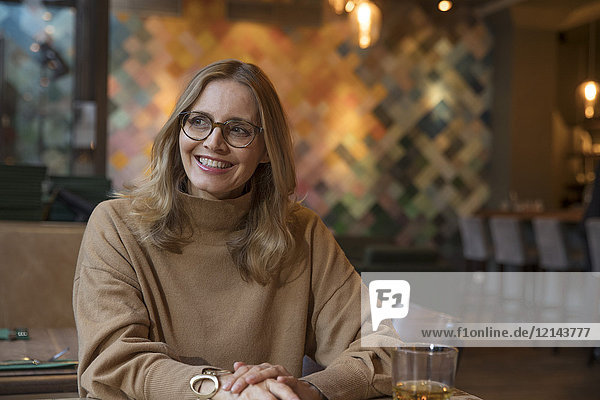 Porträt einer lachenden Geschäftsfrau in einem Restaurant
