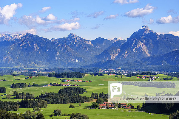 Deutschland  Bayern  Schwaben  Allgäu  Ostallgäu  Blick auf die Ammergauer Alpen mit Tegelberg und Säuling