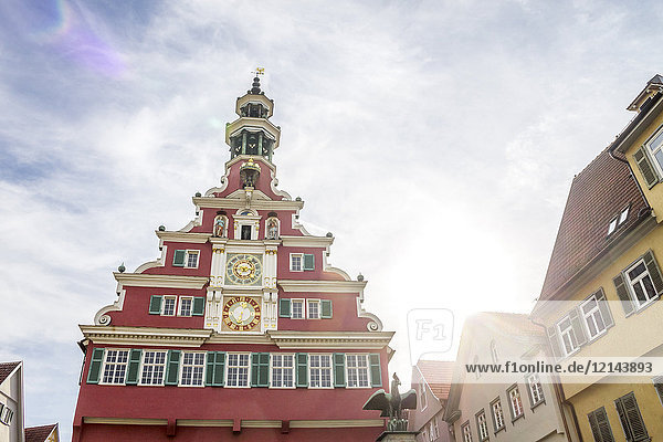 Deutschland  Baden-Württemberg  Esslingen  Altstadt  Altes Rathaus  Uhr  gegen die Sonne