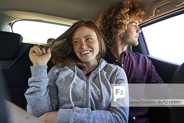 Junges Paar im Auto