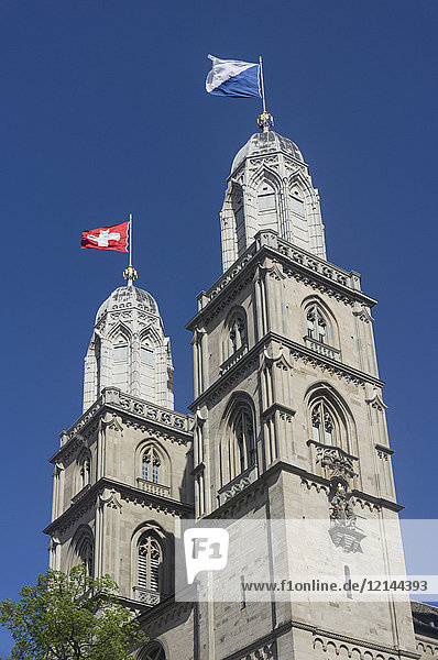 Schweiz  Zürich  grosses Münster mit Schweizer Flagge