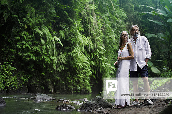 Schönes Seniorenpaar im tropischen Dschungel